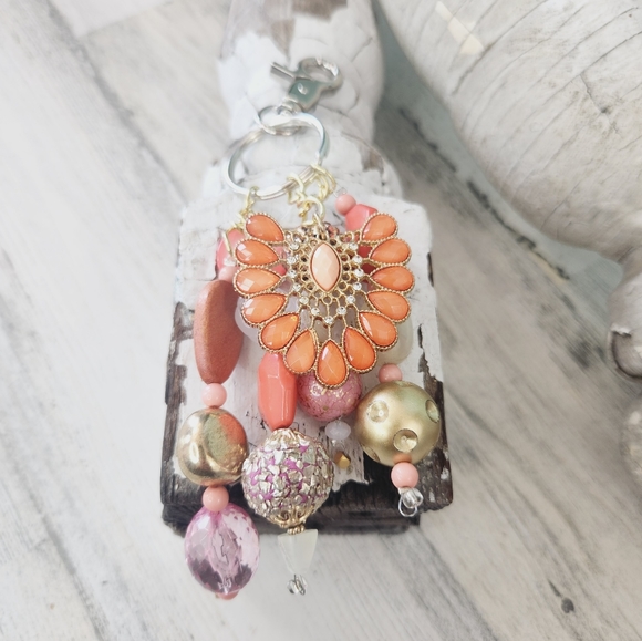 Handmade Vintage Peach/Pink Purse Charm / Keychain 🥳HOST PICK🥳 - Picture 3 of 10